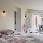 Au Milieu Des Vignes *