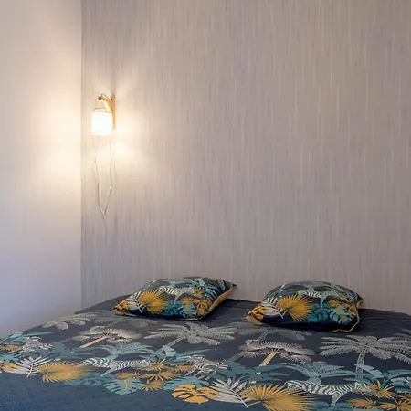 Au Milieu Des Vignes *