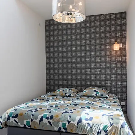 Au Milieu Des Vignes *