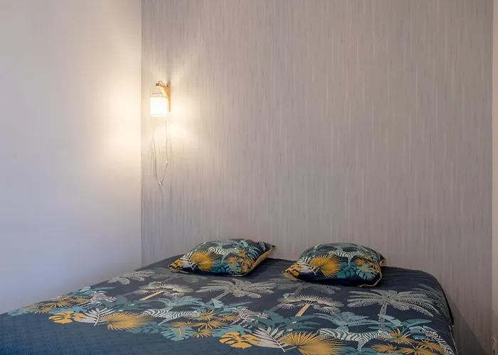 Au Milieu Des Vignes *