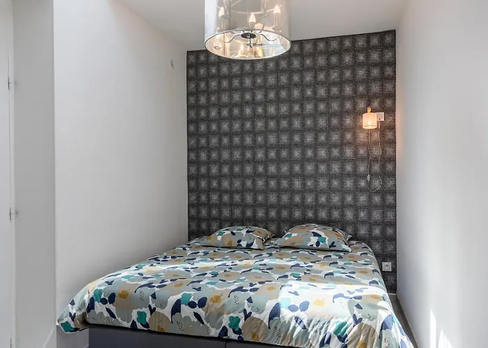 Au Milieu Des Vignes *